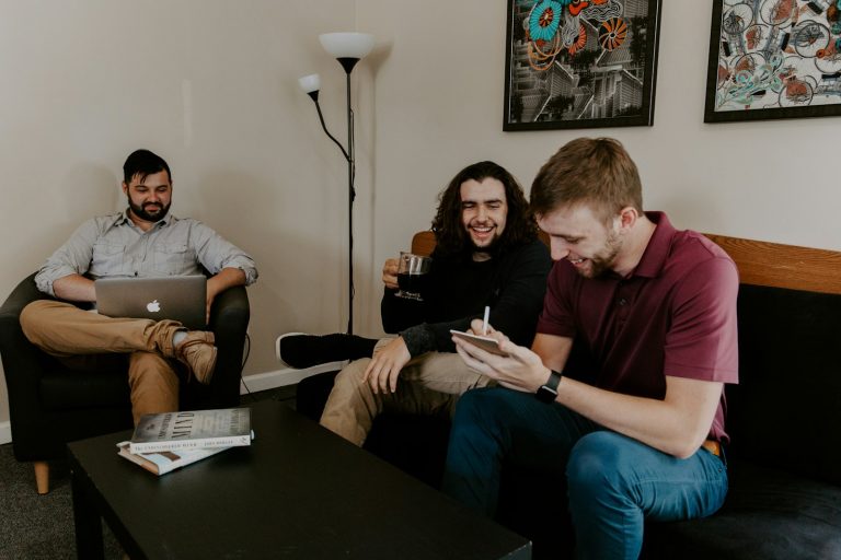 Colocataires dans le salon d’un appartement partagé
