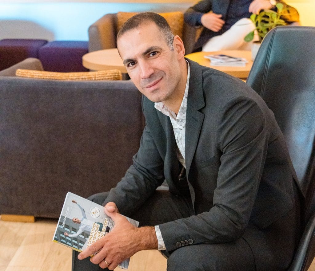Damien Lahmi, cofondateur et directeur général de MILS, avec son livre « Se constituer un patrimoine immobilier en partant de zéro »