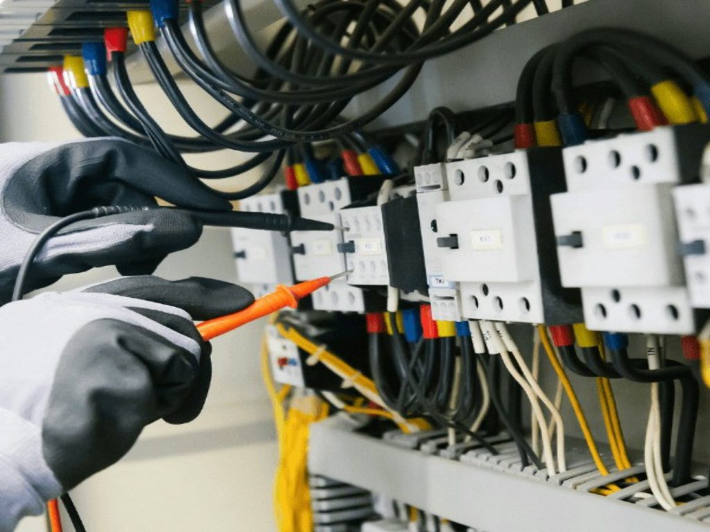 Contrôle d'un tableau électrique lors d'un diagnostic
