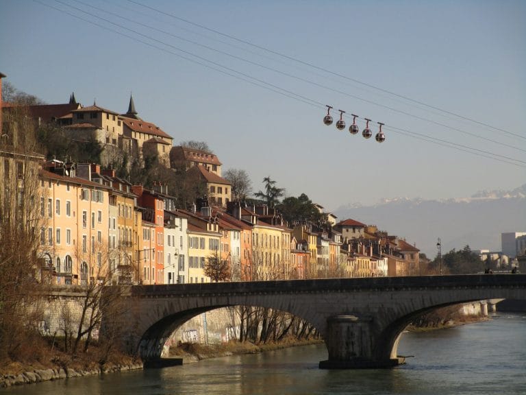 Téléphérique de Grenoble au-dessus de l’Isère, avec la Bastille en arrière-plan