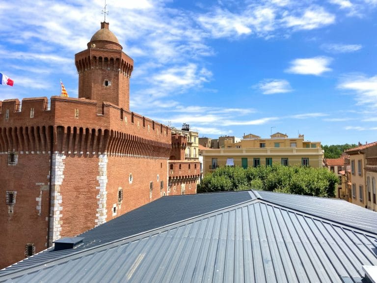 Le Castillet, monument emblématique du centre historique de Perpignan, dans les Pyrénées-Orientales