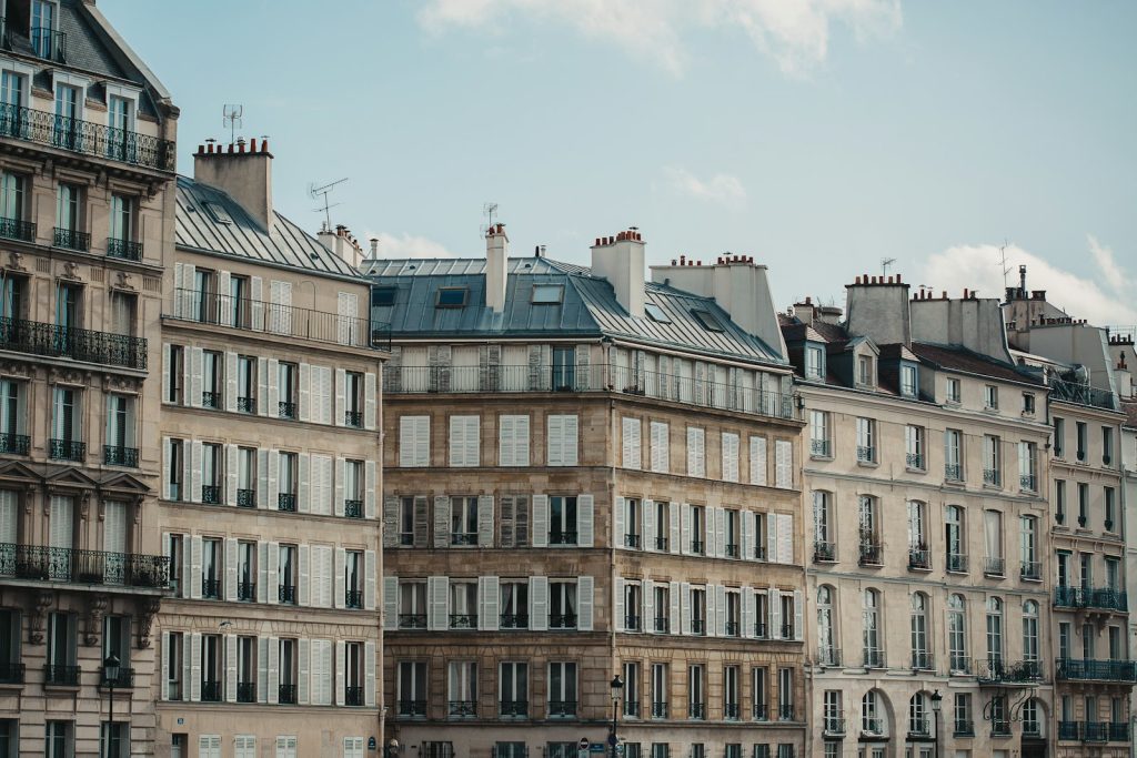 Façades d'immeubles anciens de plusieurs étages
